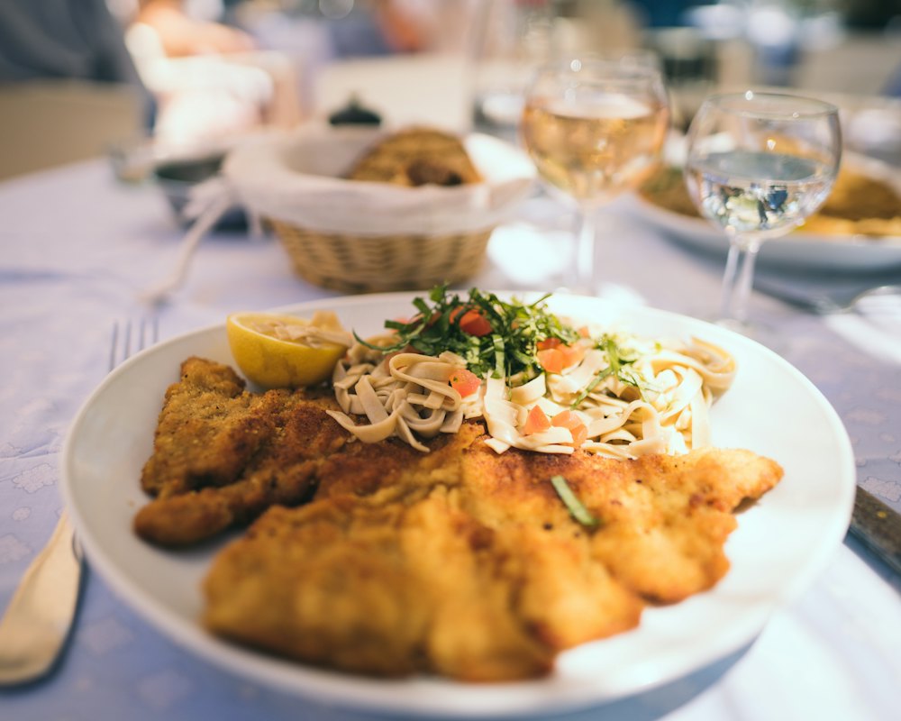 Wiener Schnitzel mit Beilagen auf einem weißen Teller