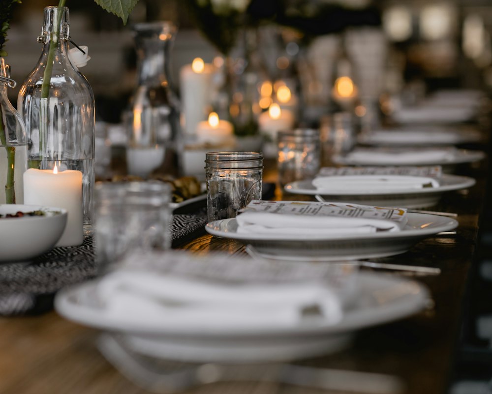 Lange, festlich gedeckte Tafel mit Kerzen